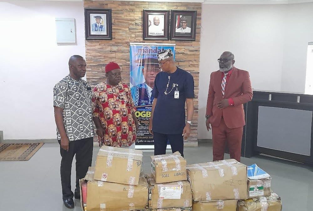 Presentación de los libros recibidos en la Universidad de Abia-Nigeria