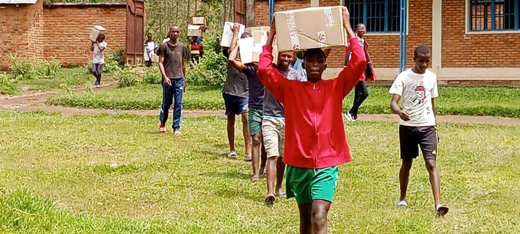 El envío de libros y material escolar al Seminario Menor de Rutana (Burundi) ha llegado.