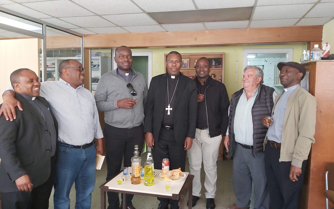 Nos visita el Sr. Obispo de Ruanda – África, Excmo. Rvdmo. Sr. D. Anaclet Mwumvaneza